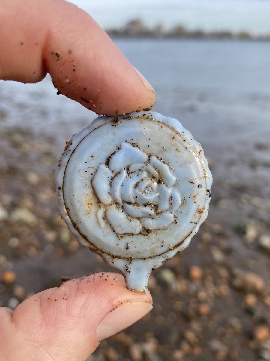 FraserRiverFind's tweet photo. Vintage child’s play set mirror?
#plasticpollution #treasure
#vintage #plasticisforever
#fraserriver https://t.co/QcBiWJqvEr