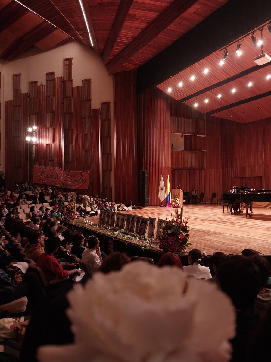 Luego de 42 años de búsqueda y dolor, la Universidad Nacional de Colombia le otorgó a los estudiantes víctimas de desaparición forzada del año 1982 su diploma honorífico.  Sus familias tuvieron que esperar 42 años para una mínima muestra de empatía.
No olvidamos.
