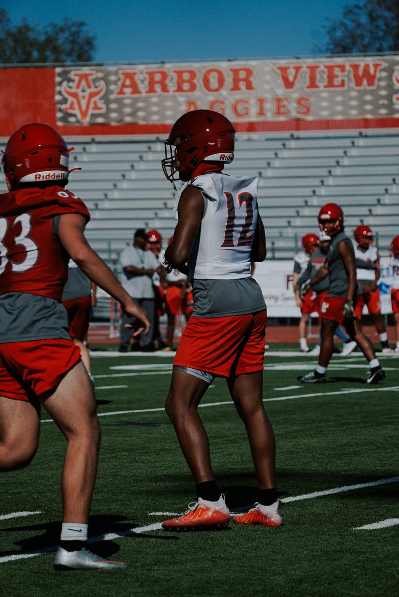 DamienDixonjr12's tweet photo. Definitely glad to be back balling with my main guys!!!! Spring Ball in session, i’m comin ❕❕@NFsoCrucial @Nodogsdown_JDW @CoachBanks13 @EWUCoach_Bruce @__coachclark @CoachDanLanning @vsunseri3 #FOREVERDEVON💙 https://t.co/UZ4iOK4iSQ