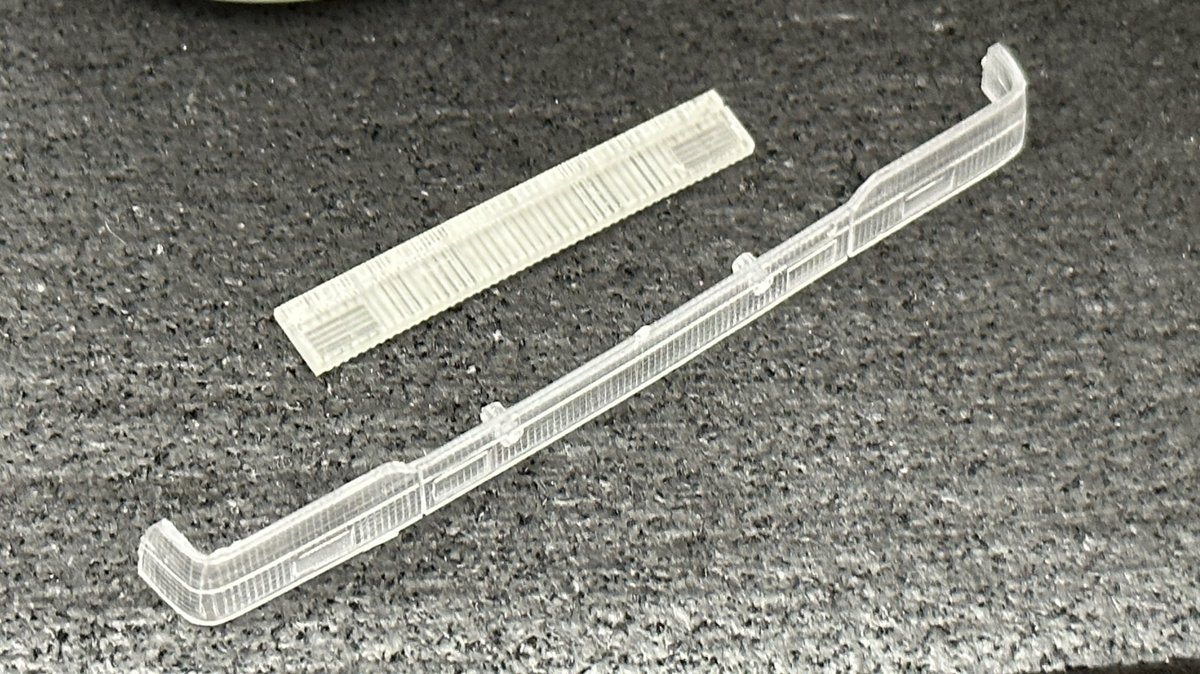 f2_design's tweet photo. リアランプ中央の目立つ穴を埋めて、修正パーツを使う事で、キットのどうにもならないダボピン付きのクリアパーツ問題をクリア。
後期型バンパーに合わせて後期リアライトのパーツもラインナップ。 https://t.co/rELD9BW33o