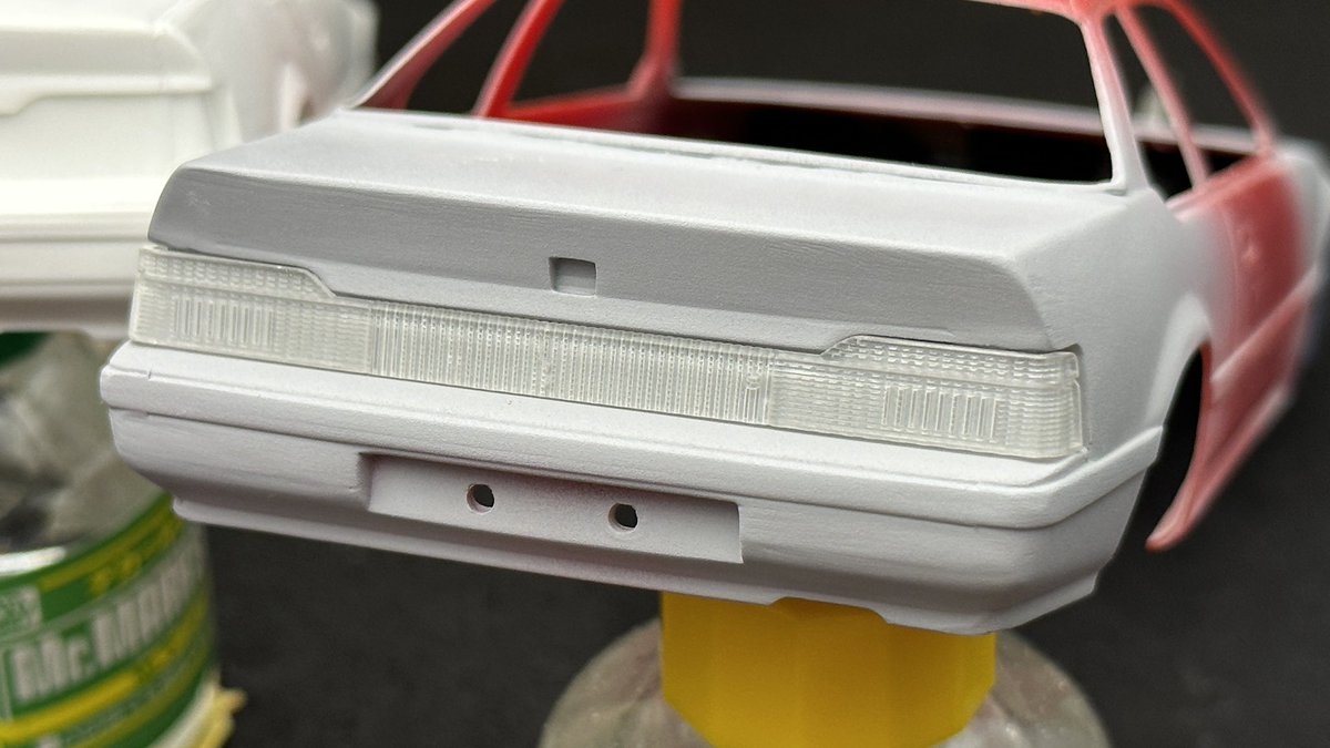 f2_design's tweet photo. リアランプ中央の目立つ穴を埋めて、修正パーツを使う事で、キットのどうにもならないダボピン付きのクリアパーツ問題をクリア。
後期型バンパーに合わせて後期リアライトのパーツもラインナップ。 https://t.co/rELD9BW33o