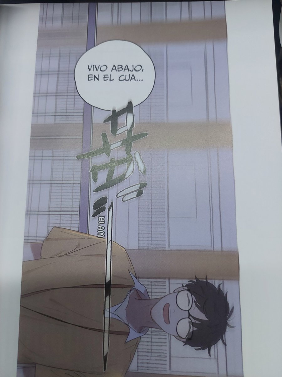 sao_a19's tweet photo. Me causa roña  ¡¿Por qué  Norma?! tanto trabajo costaba limpiar el Raw y poner la Onomatopeya? Digo hasta Webtoon lo hizo, personalmente esto es más cuestión de gusto ,pero personalmente no me gusta para nada como se ve que hay puesto dolo el significado debajo de la original https://t.co/MzO5pzrUIf