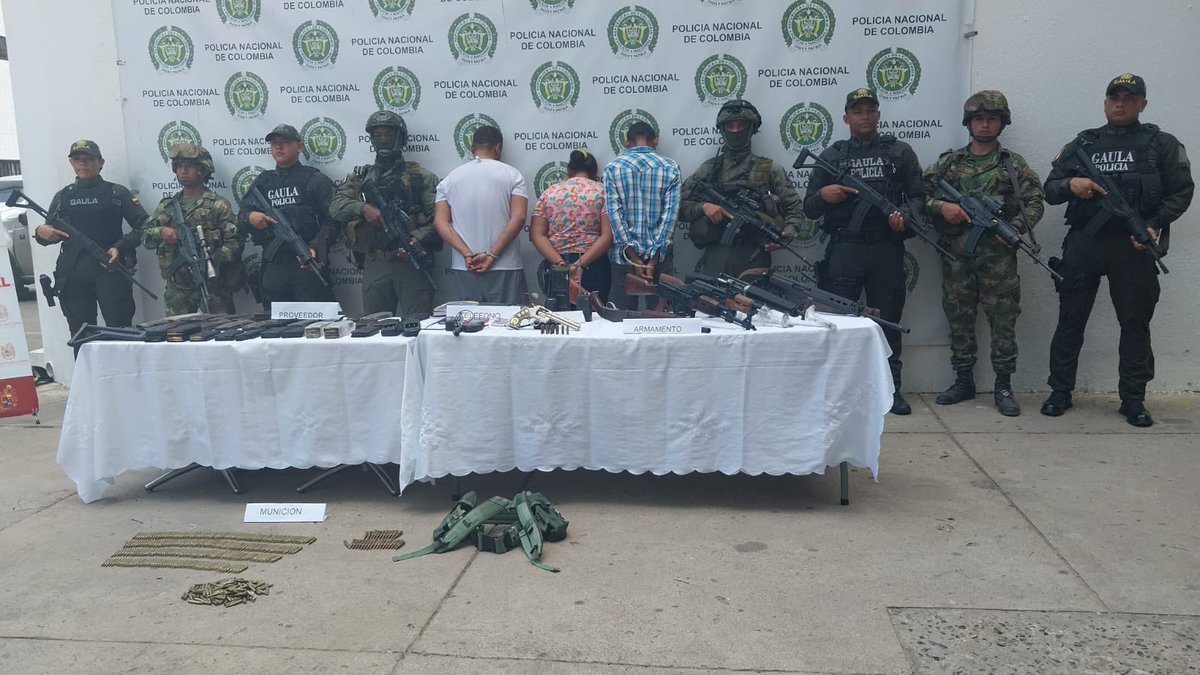 mindefensa's tweet photo. .@GaulaPolicia en articulación con @COL_EJERCITO, @FuerzaAereaCol y @FiscaliaCol desplegaron sus capacidades operativas en el departamento de La Guajira para capturar a tres presuntos integrantes del Clan del Golfo.

Entre los capturados se encuentra alias ‘Guzmán’, cabecilla de zona, quien sería responsable de ordenar el cobro de extorsiones a empresarios, comerciantes, transportadores y ganaderos, obligándolos a pagar entre 20 y 200 millones de pesos para no atentar en su contra y permitirles continuar con sus actividades.

También, ordenaba homicidios selectivos por ajuste de cuentas y para presionar a que sus víctimas accedieran a las exigencias económicas.