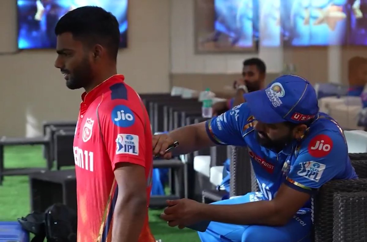 Rohit Sharma giving autograph to youngsters from Punjab Kings. ⭐

- Ro, the favourite for everyone.