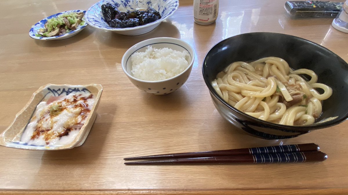 自宅🏠でお昼を食べました。
　冷凍の肉うどんを食べました。
夜勤行くまで、ゆっくりしたいです。