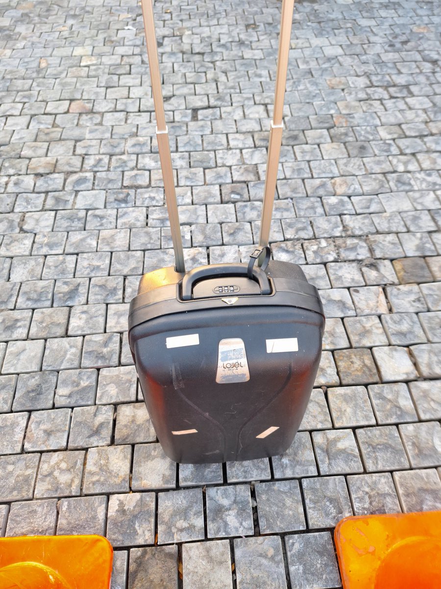 Habis renovasi drop off zone pintu timur Stasiun Tugu Yogyakarta tidak ramah bagi pembawa koper 
<a href="/KAI121/">Kereta Api Indonesia</a>