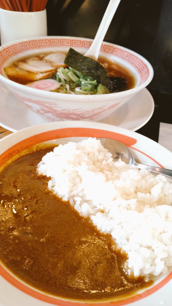 幸楽苑さん 中華そば(¥490 らーめん屋さんのカレー(¥370 チェーンのラーメン屋さんでカレー!? いつからかシレッとあるよね!? しかも特にセット等は無いんだ!? 隠れ過ぎじゃない!? 量は控えめ! 豚肉の出汁派お家系カレー! 出汁と言ってもラーメンスープ動物系! 個人的には少し+お酢オススメ! 美味ぁ