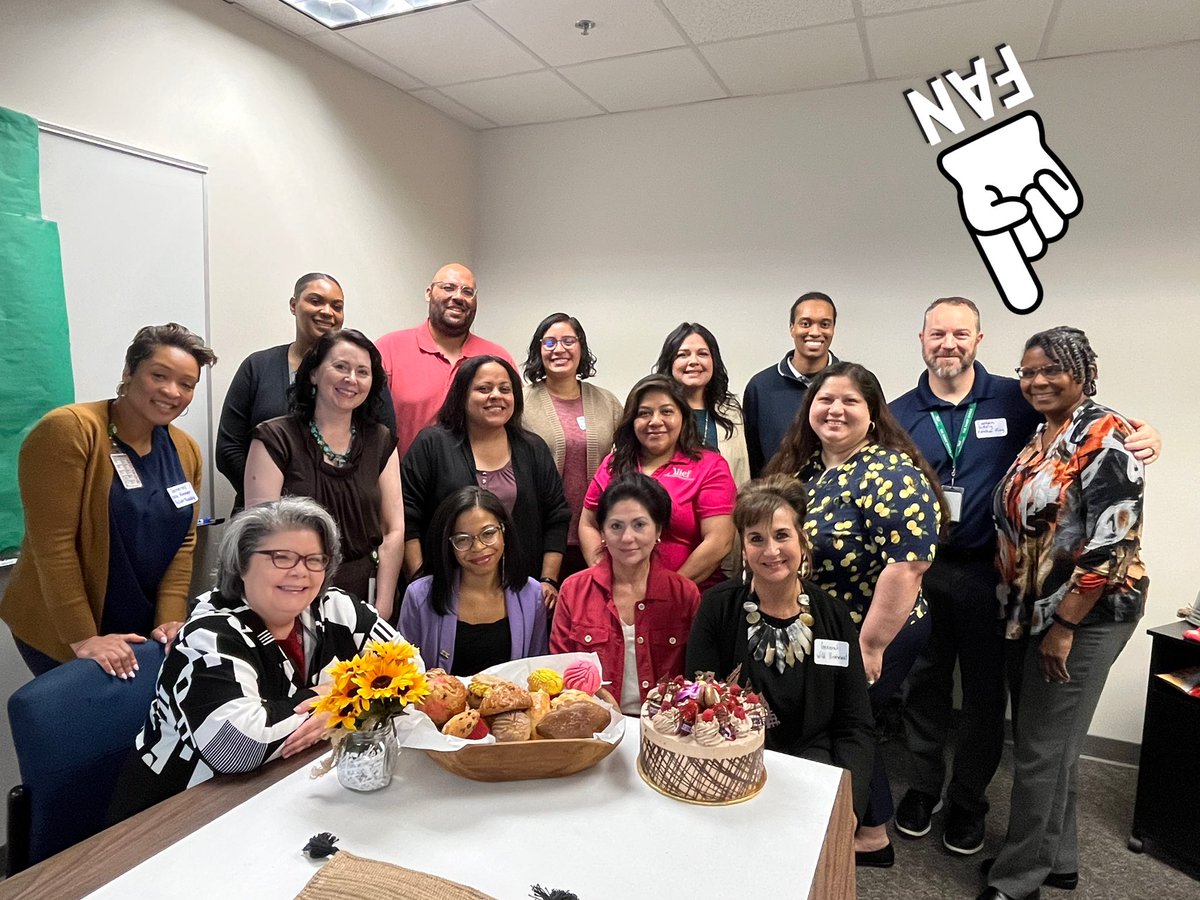 DrTLSha's tweet photo. 😁 #littleactsofkindness I don’t know how she did it… but somehow Mrs. Saxton heard that I was hungry this morning and magically appeared a short time later with a bag of @ChickfilA biscuits…which she then shared with @AliefISDHR 💚🙏🏻 #grateful Thank You!!!☺️ https://t.co/3kAt9BILI1
