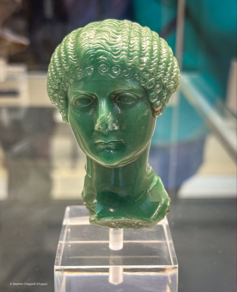 This extraordinary chalcedony portrait bust depicts a sullen Agrippina the Younger, sister of Claudia, wife to her uncle, the emperor Claudius, and mother to Nero. It’s fragmentary, but powerful. The hair! 😍 1/ 37-39 CE #BritishMuseum (1907,0415.1) 📸 me