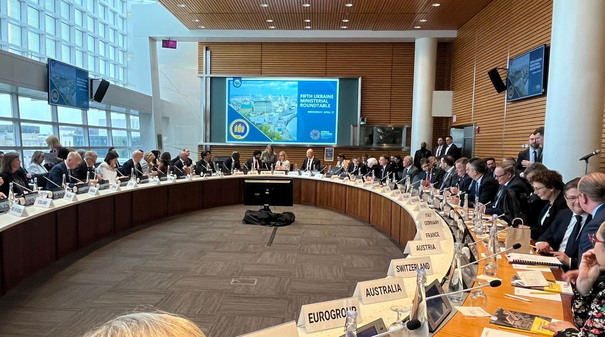Pres. Zelensky underscored 🇺🇦 priorities at the #SpringMeetings2024 ministerial roundtable: 1. Predictable financial support 2. Pursuit of justice, tapping into Russian assets 3. Tools for reconstruction. To face this critical moment, international aid is more crucial than ever.
