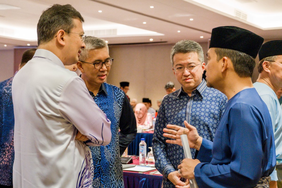 PM telah mempengerusikan mesyuarat pembangunan khas mengenai Zon Ekonomi Khas Johor-Singapura, Zon Kewangan Khas & Pusat Memudahcara Pelaburan Malaysia (IMFC) di Forest City. Semoga segala usaha ini dapat dijayakan dalam masa terdekat dan memanfaatkan pembangunan ekonomi Johor.