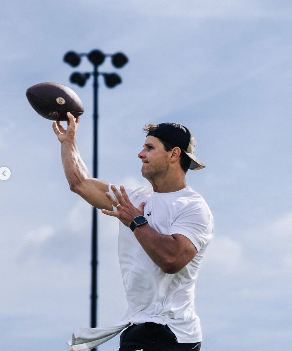 NFL_DovKleiman's tweet photo. 49ers QB Brock Purdy is looking HUGE compared to last season.

Super Bowl incoming? https://t.co/GEzki7cSFo
