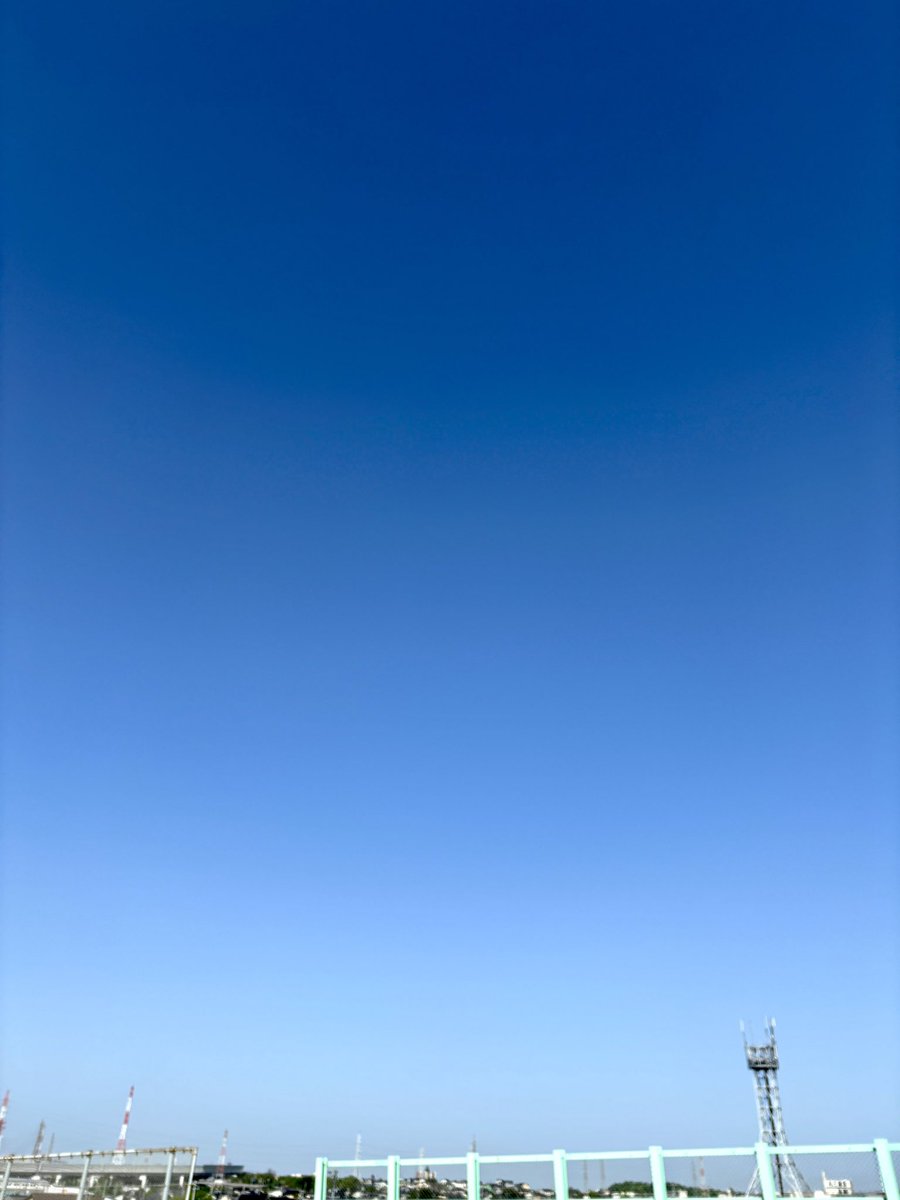 tamaido's tweet photo. こんなに青空なのに黄砂が舞っているという？ https://t.co/TSXViGV3Ph