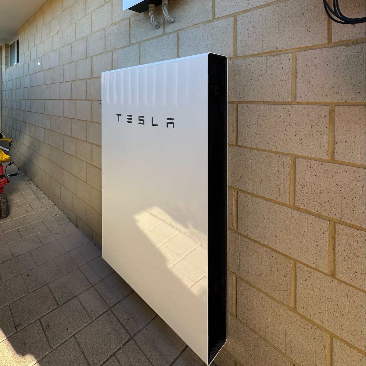 One of our Tesla Powerwall installations.
Location: Gilding La, Dayton, WA 6055
Battery size: 13.5kWh
Battery Brand: Tesla Powerwall
#solarbattery #teslapowerwall #perth #regenpower
hubs.ly/Q02tql_l0