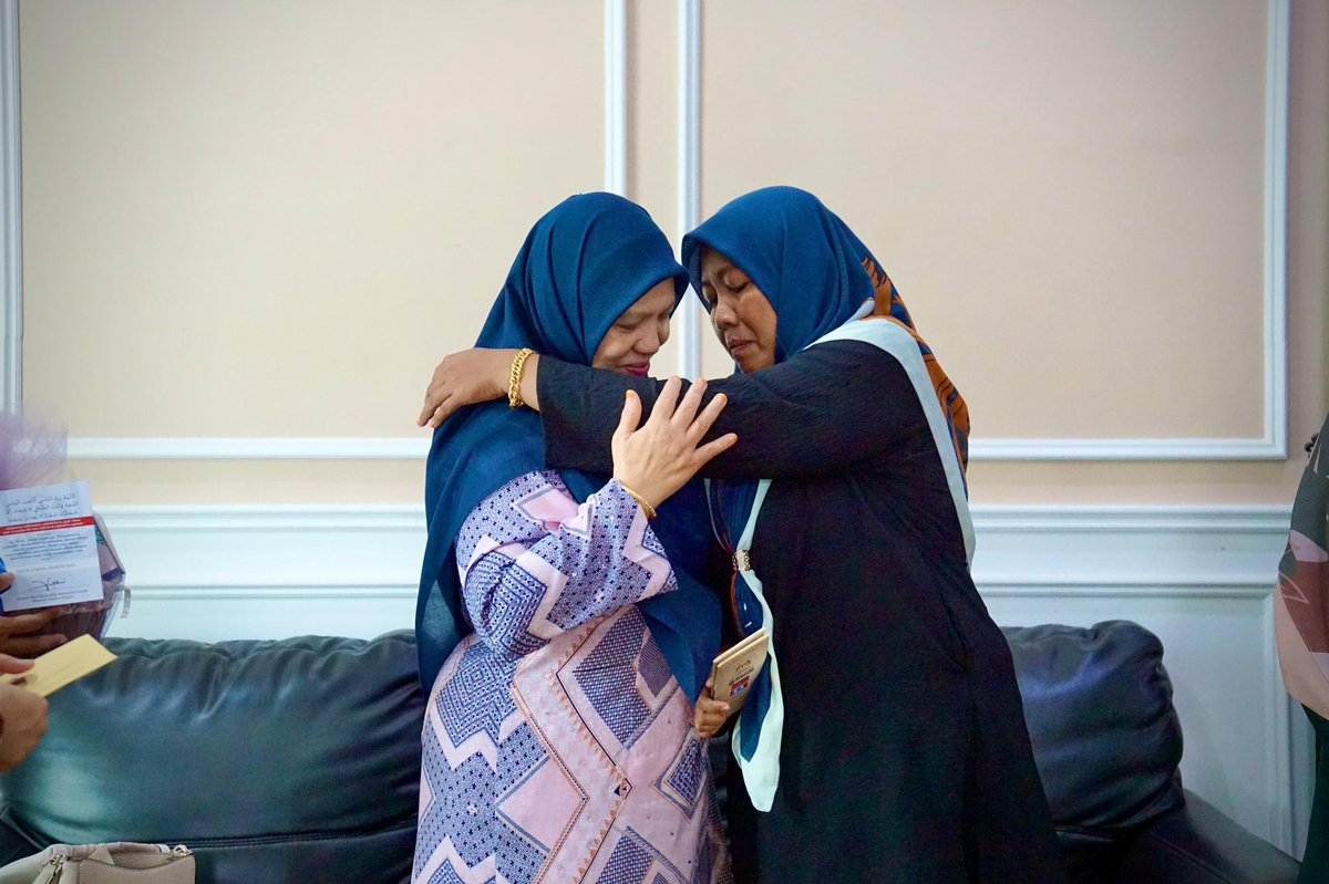 Hari ini saya di wakili isteri saya selaku Pengerusi PUSPANITA KDN menziarahi isteri kepada Bintara Muda Zainal Abas bin Komel di Sikamat, Negeri Sembilan. Turut hadir bersama isteri kepada YAB Menteri Besar Negeri Sembilan, Datin Seri Hajah Wan Hasni bin Wan Yusof. Bintara Muda