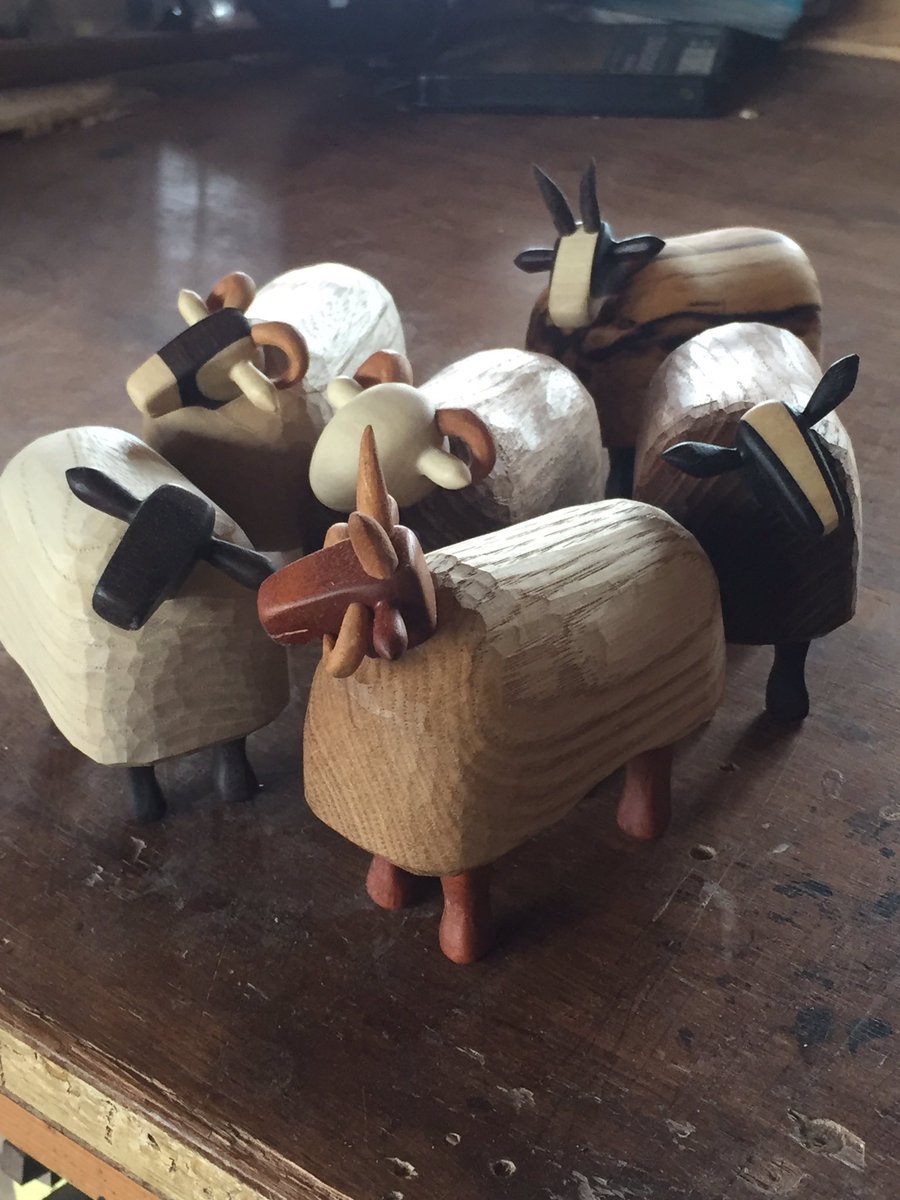明日はお客様が来られて、羊を選びたいそうなので、羊達を増やしてました。遠くからお越し頂けてありがたい事です。
#woodworkscrando #羊のメモスタンド #woodensheep #handcarved