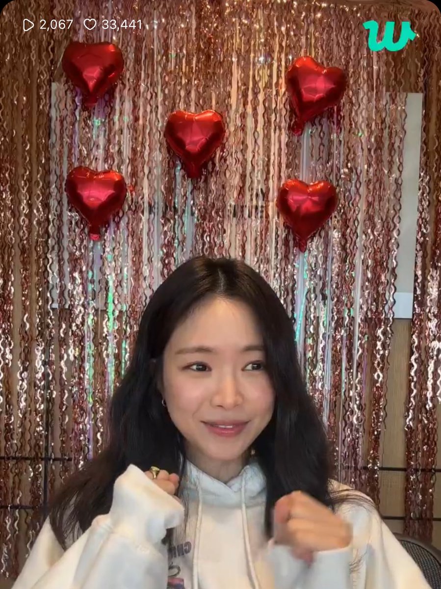 5 hearts representing 5 members with the same anniversary that she misses 🤭