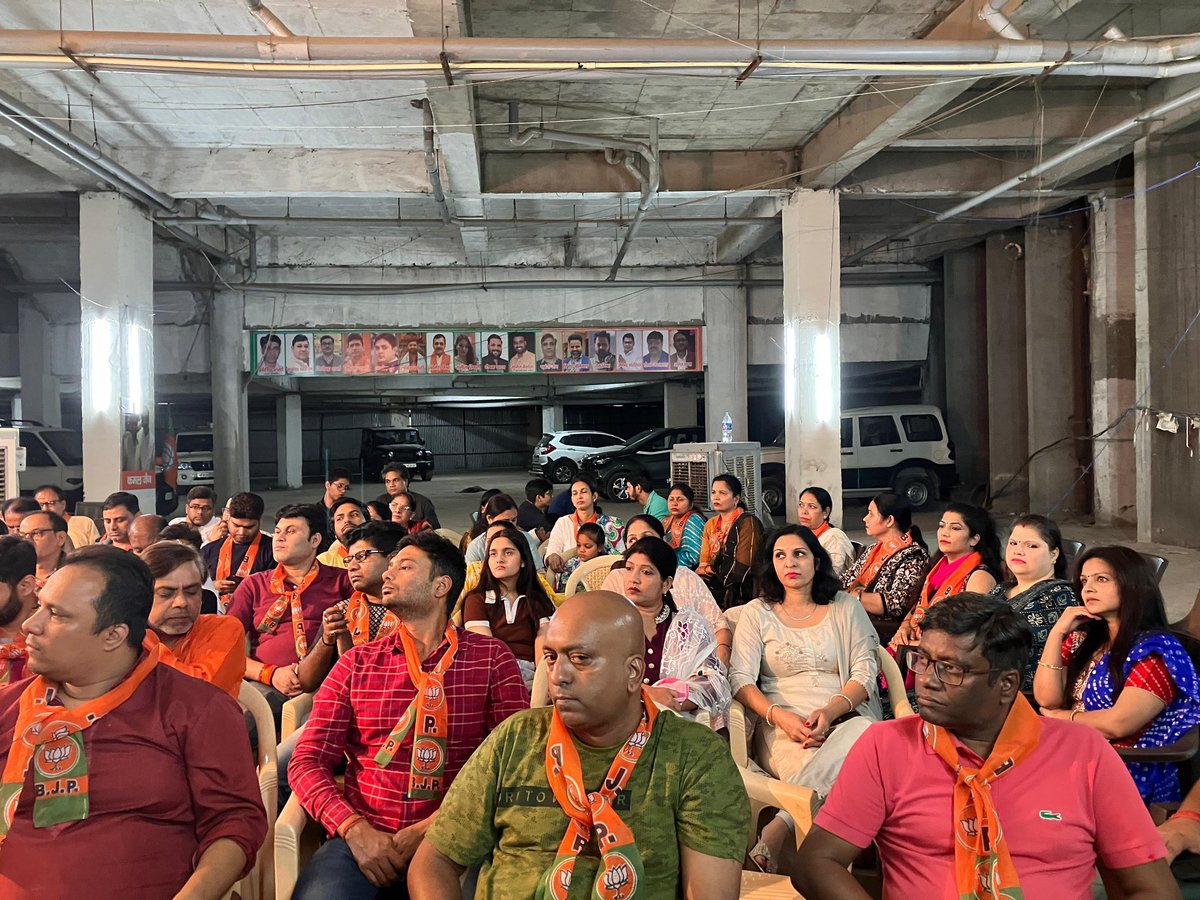 dineshmishragbn's tweet photo. आज ग्रेटर नोएडा वेस्ट में चुनाव कार्यालय पर विभिन्न सोसायटी के लोगो का समर्थन मिला । डॉ महेश शर्मा जी की भारी बहुमत से जीत सुनिश्चित है। अब की बार फिर मोदी सरकार। डॉ महेश शर्मा ज़िंदाबाद। फिर आएगी गौतमबुध नगर में बहार।। https://t.co/BHAnnHm1Jo