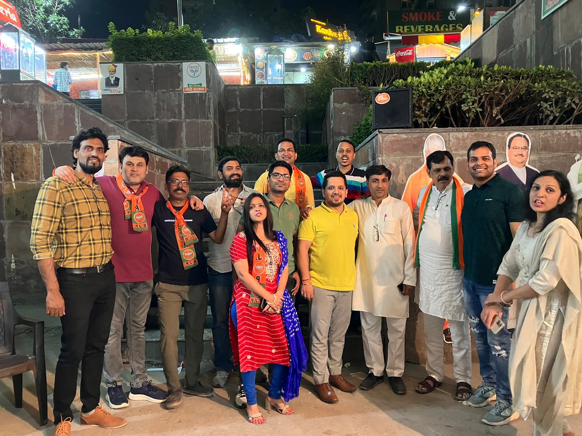 dineshmishragbn's tweet photo. आज ग्रेटर नोएडा वेस्ट में चुनाव कार्यालय पर विभिन्न सोसायटी के लोगो का समर्थन मिला । डॉ महेश शर्मा जी की भारी बहुमत से जीत सुनिश्चित है। अब की बार फिर मोदी सरकार। डॉ महेश शर्मा ज़िंदाबाद। फिर आएगी गौतमबुध नगर में बहार।। https://t.co/BHAnnHm1Jo