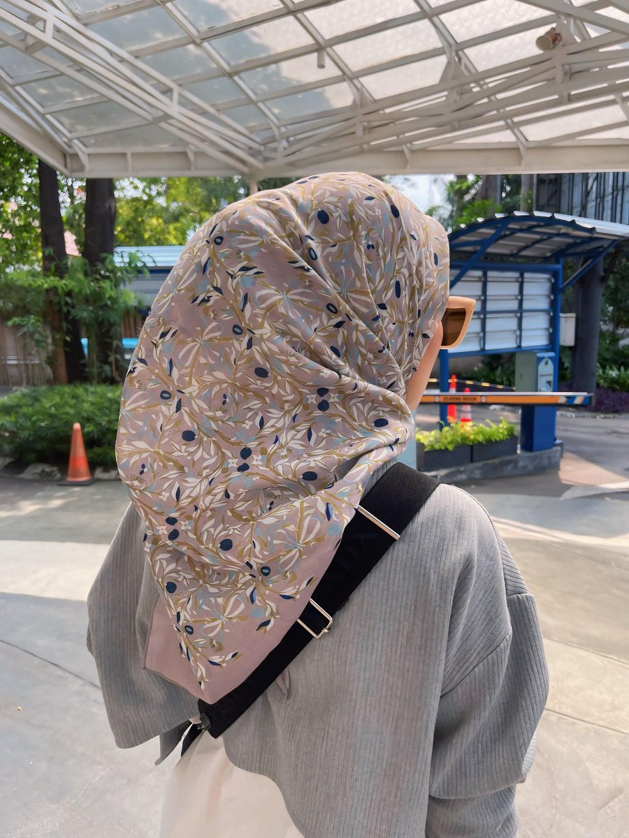 naddysells's tweet photo. in lurve betul dengan code Stylish tu😍🤌🏻 bakal bakal hot selling ni.. 

korang dah ada code yang berkenan ke untuk collection terbaru Shawlpublika ni?? https://t.co/XNAW0rJakN