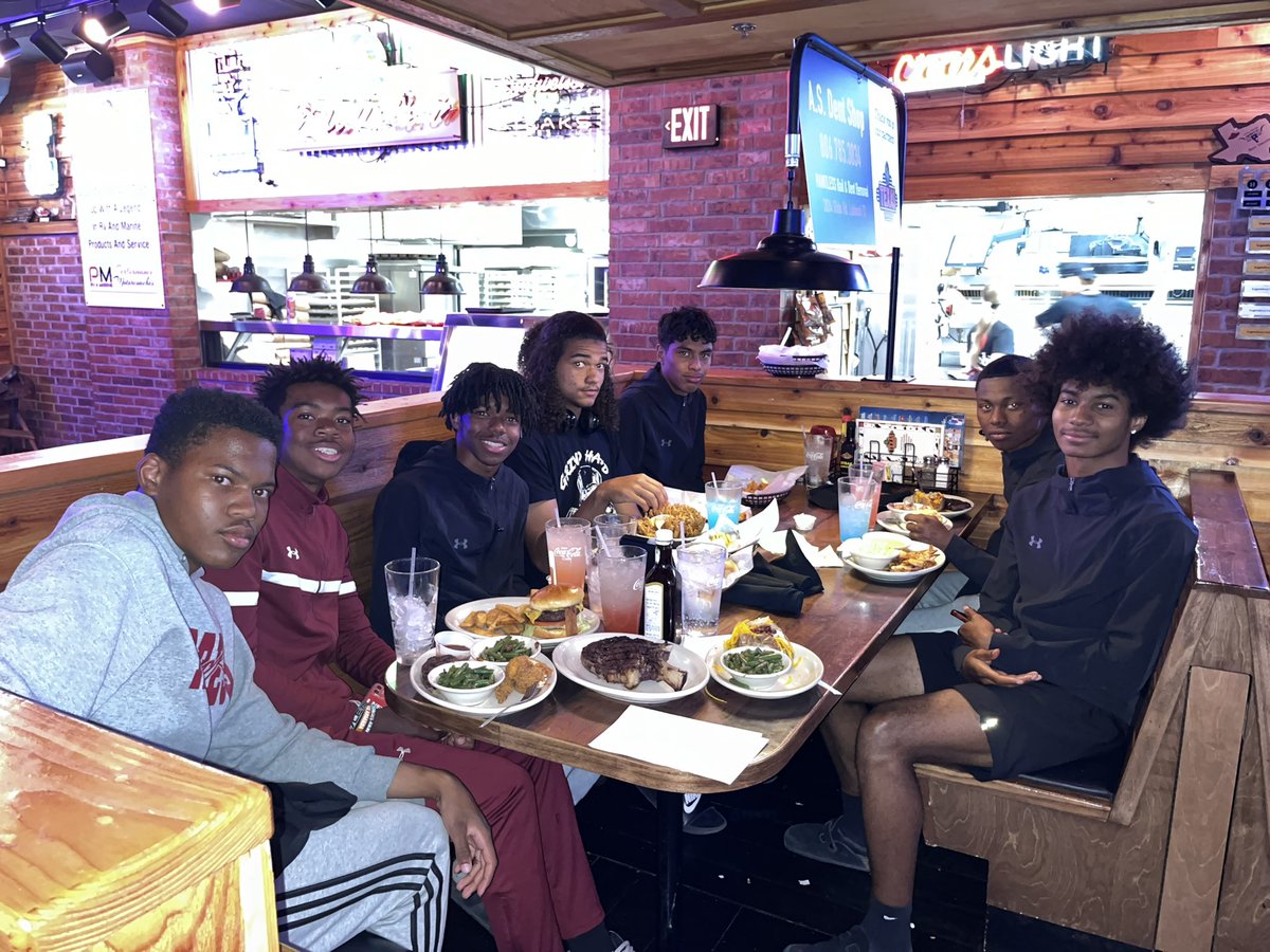 Nice meal for the squad before we compete tomorrow here at regionals in Lubbock. Thankful and grateful for these boys. I hope life brings them nothing but joys, wonders and success.🤞🏽🦅 oouweee! @AndressHS_Track @CoachTaylor_CT @ODPHIRuben
