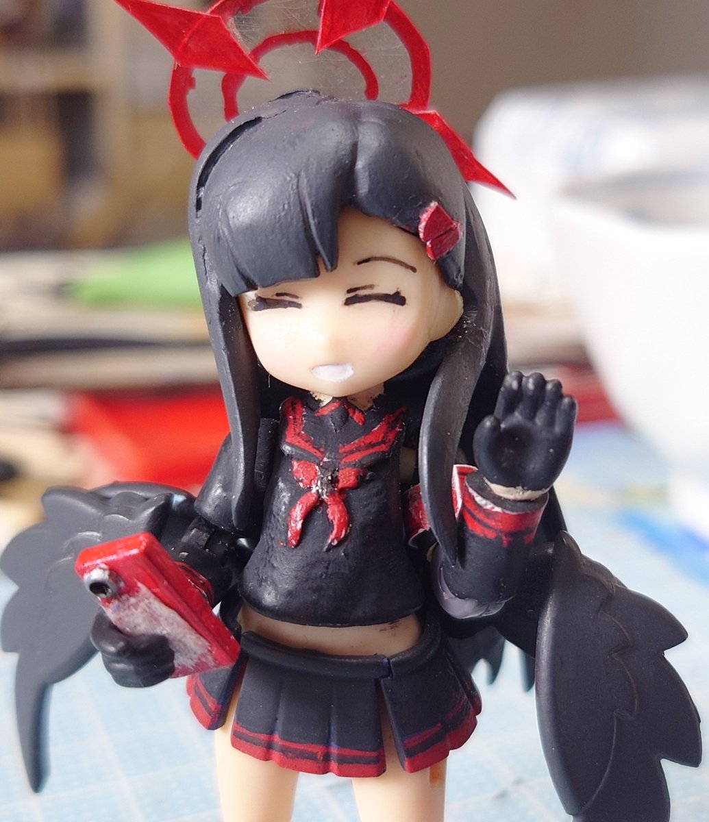 小物は
スマホ、小銃（レッドドラゴン）（レッドドラゴンは結局持ちやすさ重視でマガジンを省きました）
表情は通常顔、片目開眼顔、はにかみ顔
そして…（リプへ）