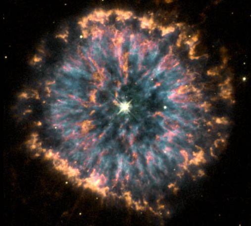 Planetarische Nebel können in kleinen Teleskopen einfach, rund aussehen. Aber Bilder des umlaufenden Hubble sind dafür bekannt geworden, das diese fluoreszierenden Gashüllen 
sterbender sonnenähnlicher Sterne eine erstaunliche Vielfalt detaillierter Symmetrien aufweisen
nasa