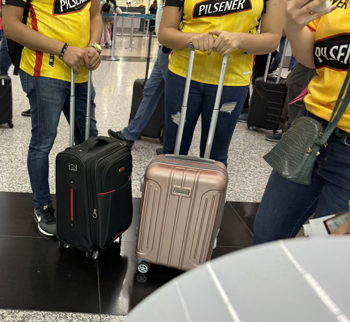 Ivanrugel's tweet photo. habrá algo más cholo que viajar a otro país con la camiseta de barcelona? https://t.co/2olJp8vbZS