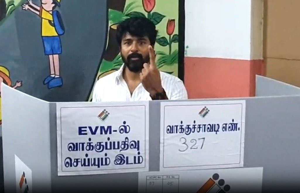 #Sivakarthikeyan came with his wife to cast his Vote