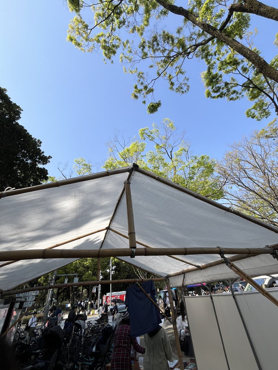 chihuahuadash's tweet photo. 先週末の代々木公園、今年の花見も最後になりました。アースデイもチラ見して、竹で作るテントが優れもの。
#代々木公園��#アースデイ　#渋谷パルコ　
#グラフィックデザイン 
#ロゴ #SP #店舗演出 #雑誌 #紙媒体 
#ハワイ #チワワ #チワワ_ダッシュ_デザイン https://t.co/E23LGvAwsx