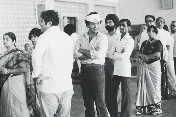 #RishiKapoor waits in a queue to cast his vote at a polling booth in Mumbai during the 1984 Lok Sabha election. #Election2024