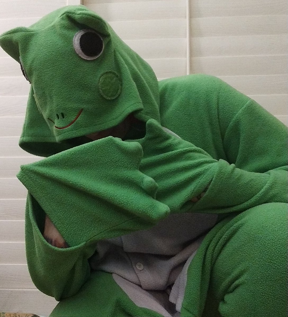 Living in #LosAngeles is hoping your celebrity friends cancel plans so you can stay home & smoke weed in your fleece frog onsie.

They DID cancel & instead of being cold & standing around at a boring function I've fully embraced Korean delivery & frog suit life.