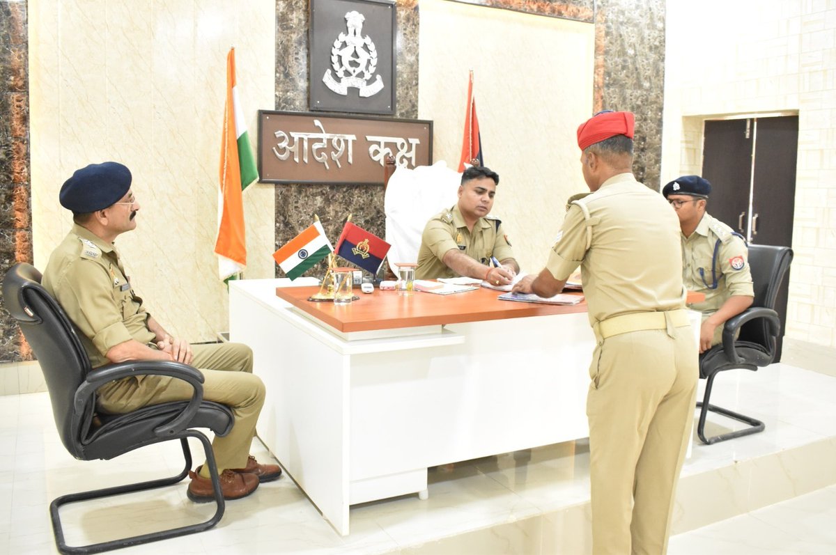 पुलिस अधीक्षक जालौन द्वारा पुलिस लाइन उरई में शुक्रवार परेड की सलामी ली गई तदोपरान्त पुलिस लाइन की विभिन्न शाखाओं का निरीक्षण किया गया एवं पुलिस कर्मचारीगण का अर्दली रूम कर सम्बन्धित को आवश्यक निर्देश दिये गये। इस दौरान क्षेत्राधिकारीगण भी मौजूद रहे ।