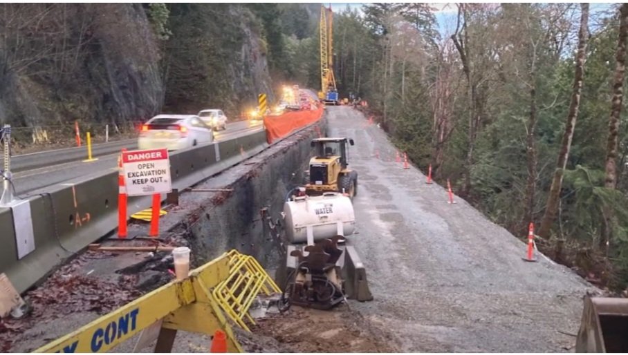 Geotechnical Engineers are an essential part of #BCHwy safety. Foundational integrity of road systems & slope stability above & below are monitored to see how they may affect soil behavior under changing circumstances.
More info ➡️tranbc.ca/2015/03/31/dig…
@TranBC 
@TranBCVanIsle