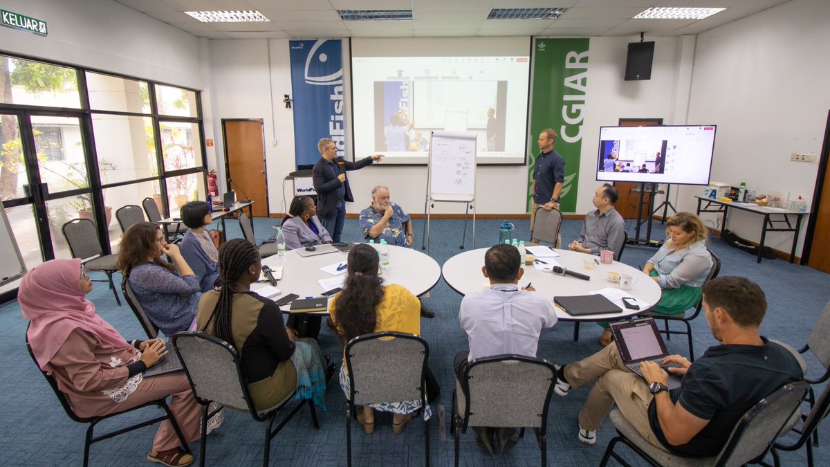 📣 This week, the @CGIAR Initiative on #AquaticFoods held a'Reflect and Write' workshop at WorldFish HQ.

🤝 Colleagues gathered to share updates, workshop effective #research, and discuss outcomes across the work packages.

 #AquaData #Partnership #FishGenetics #Gender @IWMI