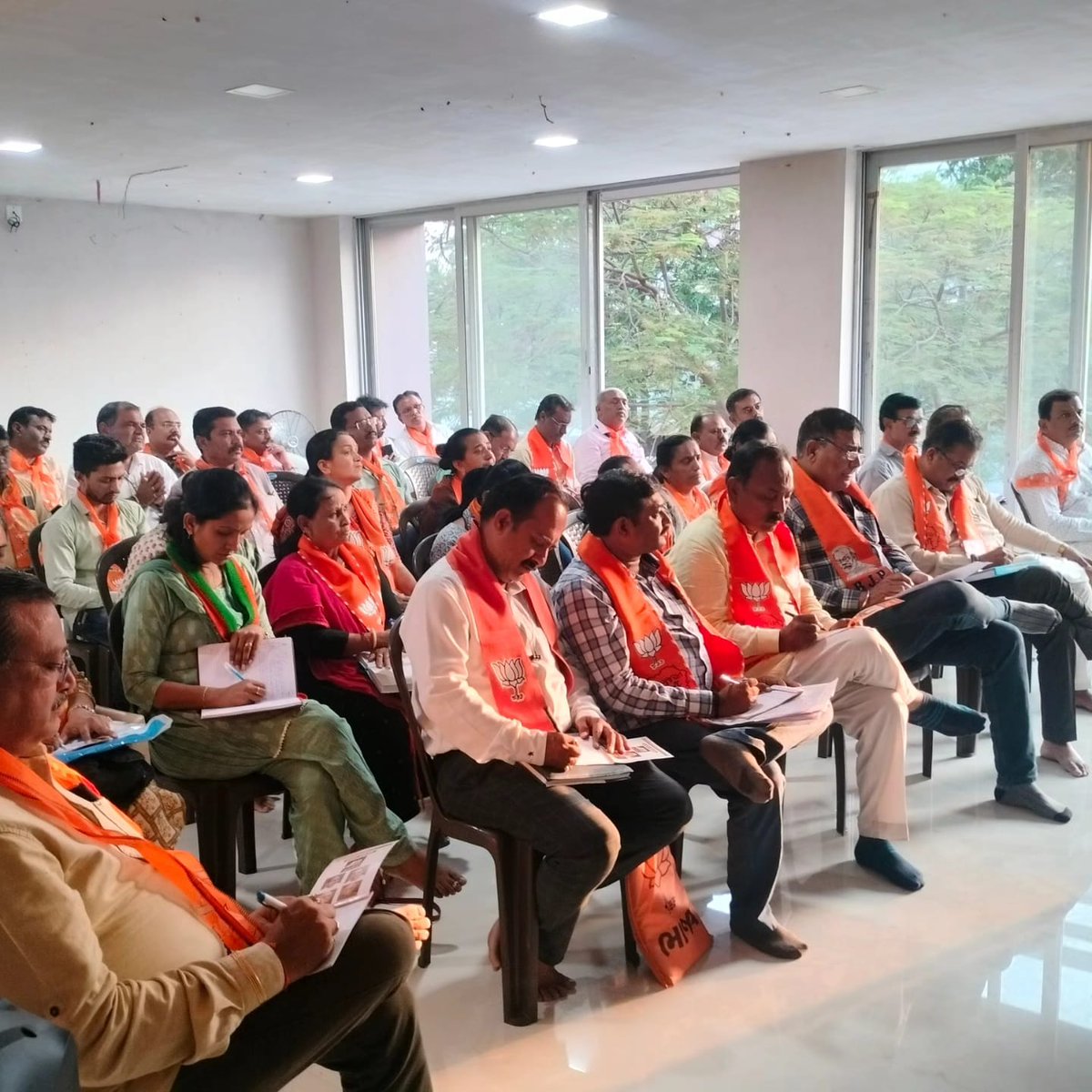 bjpforbhavnagar's tweet photo. આજરોજ  ૧૫ ભાવનગર - બોટાદ લોકસભા ચૂંટણી અંતર્ગત ભારતીય જનતા પાર્ટી પૂર્વ વિધાનસભાના મધ્યસ્થ ચૂંટણી કાર્યાલય ખાતે પૂર્વ વિધાનસભાના સંયોજકશ્રી ગીરીશભાઈ શાહ ની અધ્યક્ષતામાં 
 તેમજ શહેર અધ્યક્ષ શ્રી અભયસિંહ ચૌહાણની વિશેષ ઉપસ્થિતિમાં આગામી  *ચૂંટણીલક્ષી કાર્યક્રમ* અંતર્ગત અગત્યની બેઠક યોજાઇ.

આ બેઠકમાં શહેર મહામંત્રીશ્રી નરેશભાઈ મકવાણા, પૂર્વ વિધાનસભાના શહેર સંગઠનના હોદ્દેદારશ્રીઓ તથા વોર્ડ પ્રભારીશ્રીઓ, ચૂંટાયેલા જન પ્રતિનિધિશ્રીઓ, વોર્ડ પ્રમુખશ્રીઓ તેમજ અપેક્ષિત હોદ્દેદારશ્રીઓ ઉપસ્થિત રહ્યા હતા.
