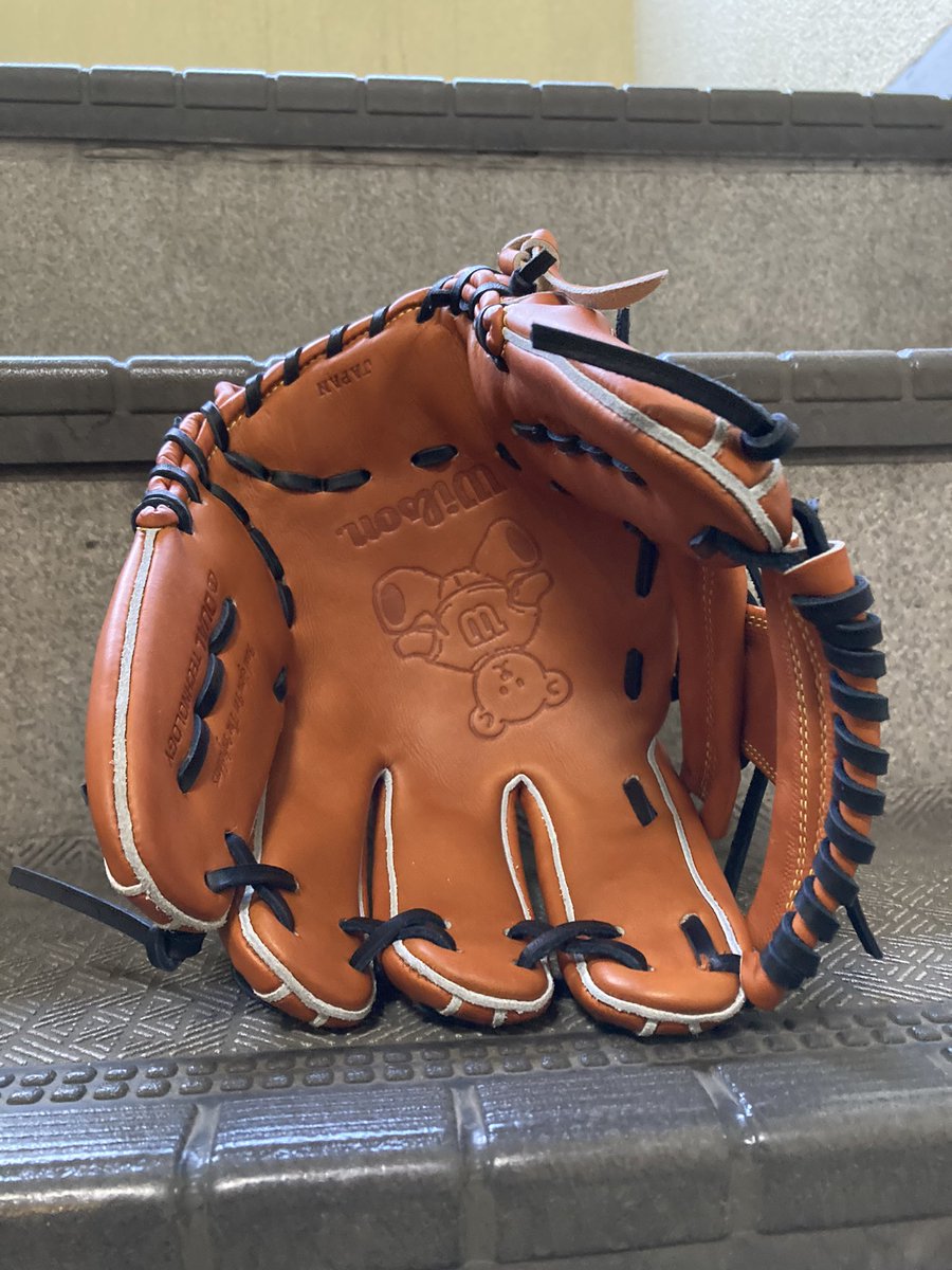 atsumu_nakata's tweet photo. #WILSONBEAR
硬式グラブでは限定商品の受球面に刻印されています。カスタムオーダーでも選択可能(インクになります)で人気です。硬派なあなたぜひ。
#安定した捕球から送球へ
#守備率10割に近づくグラブ
#bear
🧸
#wilson
#ウイルソン
#ウィルソン https://t.co/aW1Qpok1PZ