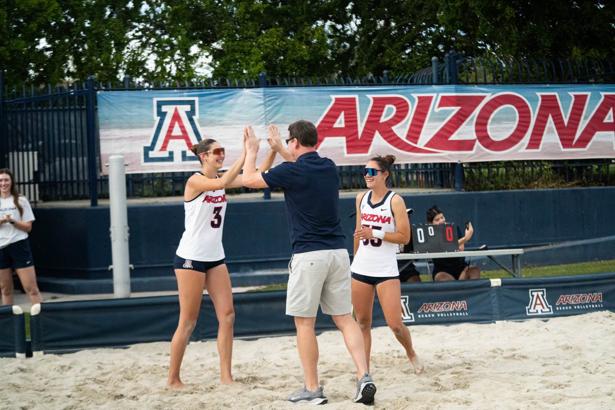 𝘼𝘾𝙀 🏐 Coach Lloyd aces the honorary first serve for @ArizonaBVB match today!