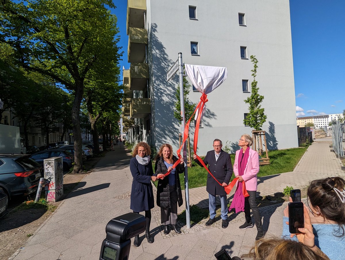 joschberlin's tweet photo. Wieder etwas geschafft. Es gibt in Treptow-Köpenick die lange überfällige Helga-Hahnemann-Straße. Herbst 2021 dazu in die BVV einen Antrag eingebracht. Danach wollten plötzlich mehrere andere Berliner Bezirke, aber unser Bezirksamt war schneller.
#treptowköpenick #helgahahnemann https://t.co/O33GCiJMfp
