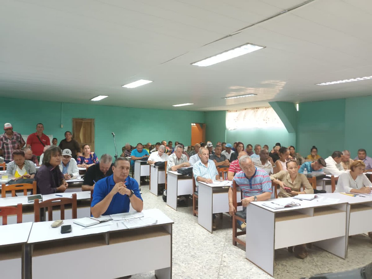 Como parte de la visita Gubernamental a la Provincia Camagüey en el día de hoy el titular del Minal @AlbertoLopezcu acompañó al VPM @JorgeLuisTapiaF al Consejo Provincial del Poder Popular donde se evaluó el Programa de Soberanía Alimentaria.#MinalXCuba.