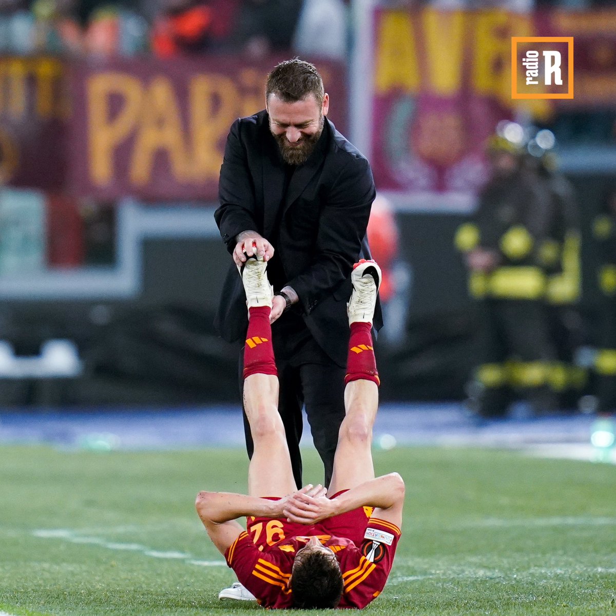radio_romanista's tweet photo. La partita di #ElShaarawy è stata indescrivibile. Ha corso e lottato come se fosse l’ultima partita di questo sport. Dando tutto. 

Stremato dai crampi, è arrivato poi #DeRossi a soccorrerlo.

Immagine che non ha bisogno di tante spiegazioni 💛❤️

#ASRoma #RomaMilan https://t.co/CPOLiXkhBZ
