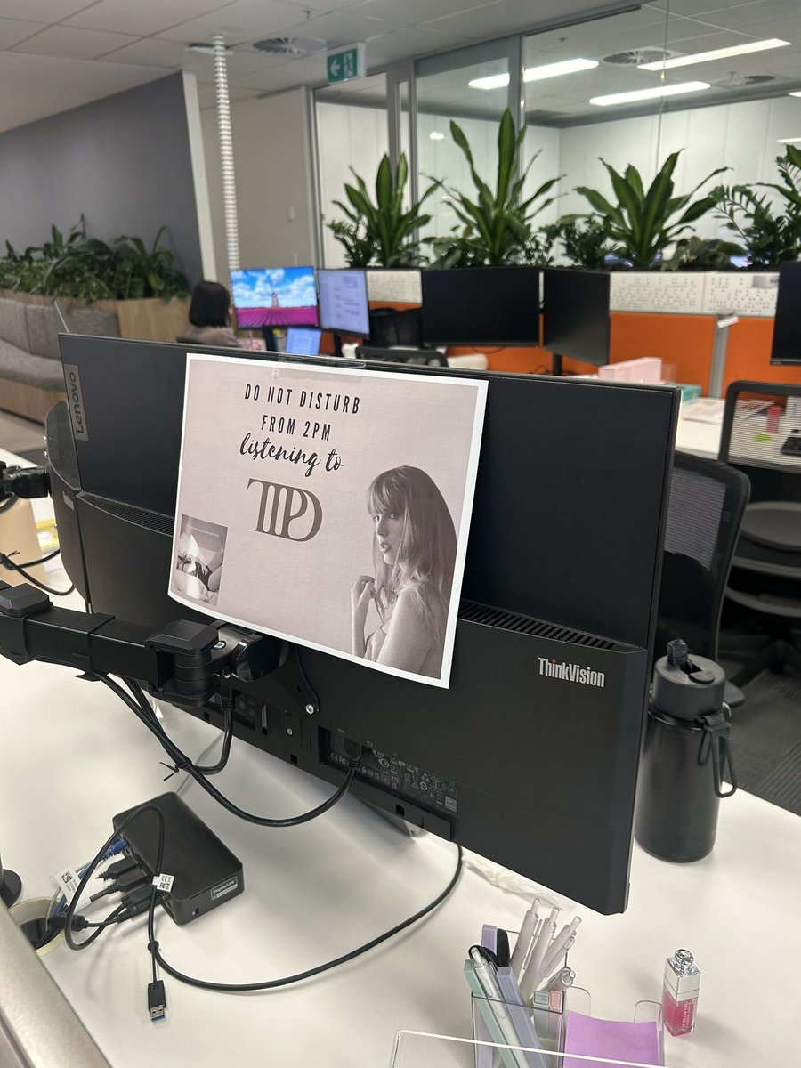 _leximx's tweet image. Priorities 😇 @taylorswift13 @taylornation13 #TSTTPD