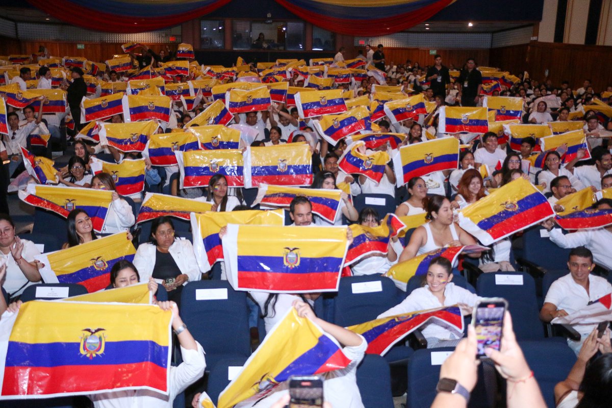 Hoy, el presidente @DanielNoboaOk compartió un espacio de diálogo con jóvenes con quienes conversó sobre sus sueños y su visión en pro del desarrollo y crecimiento de estas generaciones, que son un puntal importante en #ElNuevoEcuador, transformándose en agentes de cambio.