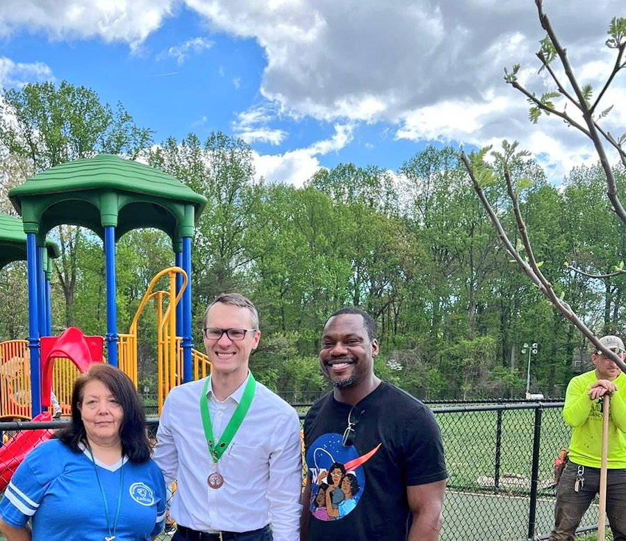 AcademyFcps's tweet photo. PROUD! @BraddockElem Student Leadership &amp; Green Ambassadors working w/ @CaseyTrees to plant 29 @NovaNatives Trees!  Awesome to have @JRWalkinshaw @RyanLMcElveen FCPS Schoolboard Member stop by! 🦅💙🤗🌳💚👏🏽👏🏽👏🏽
@fcpsnews @FCPSRegion6 @AnnandaleToday @fcpsGet2Green @FCPSScience https://t.co/jlcQ1tfUlD