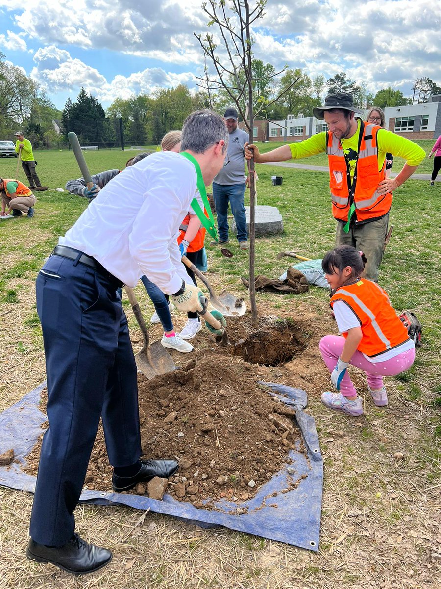 AcademyFcps's tweet photo. PROUD! @BraddockElem Student Leadership &amp; Green Ambassadors working w/ @CaseyTrees to plant 29 @NovaNatives Trees!  Awesome to have @JRWalkinshaw @RyanLMcElveen FCPS Schoolboard Member stop by! 🦅💙🤗🌳💚👏🏽👏🏽👏🏽
@fcpsnews @FCPSRegion6 @AnnandaleToday @fcpsGet2Green @FCPSScience https://t.co/jlcQ1tfUlD