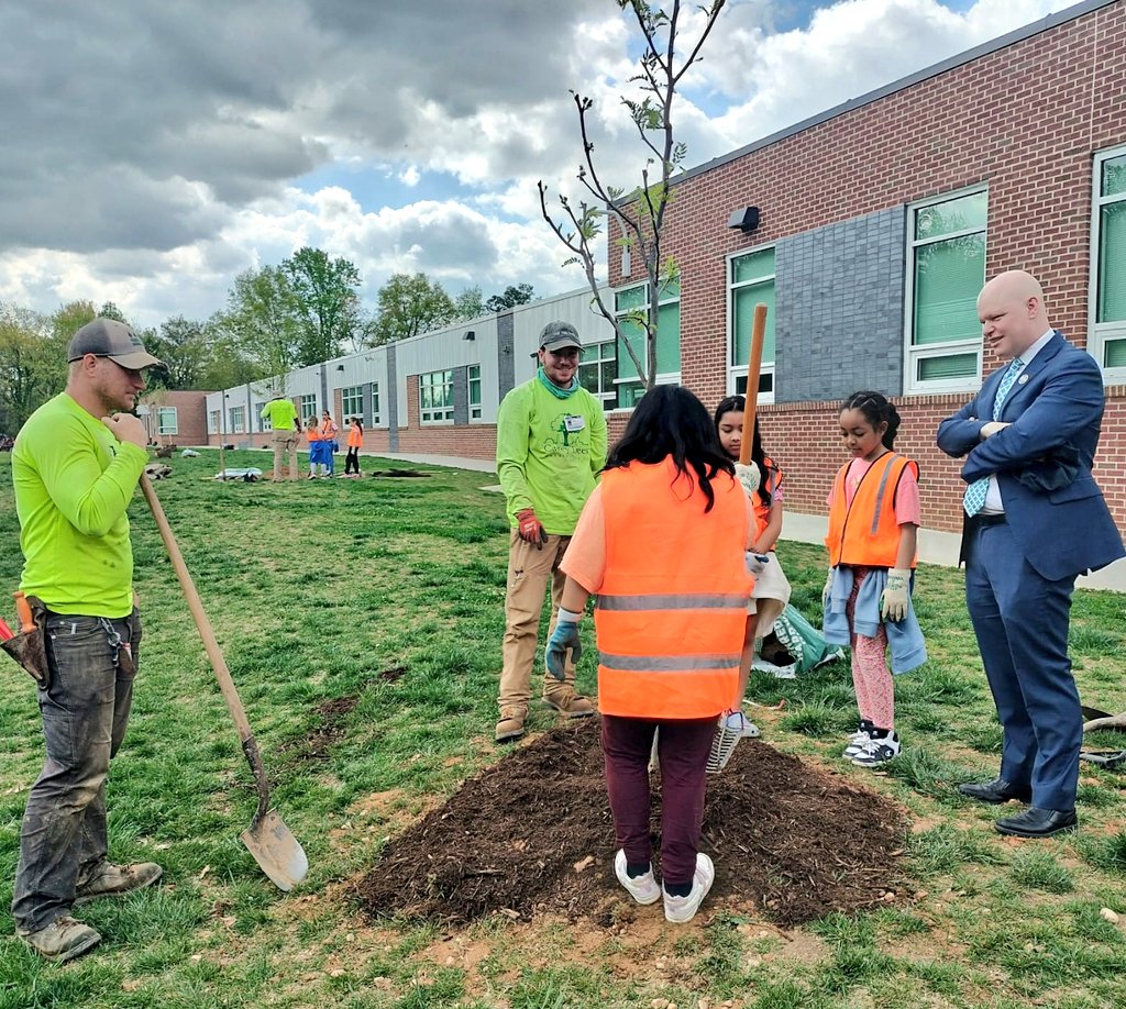 AcademyFcps's tweet photo. PROUD! @BraddockElem Student Leadership &amp; Green Ambassadors working w/ @CaseyTrees to plant 29 @NovaNatives Trees!  Awesome to have @JRWalkinshaw @RyanLMcElveen FCPS Schoolboard Member stop by! 🦅💙🤗🌳💚👏🏽👏🏽👏🏽
@fcpsnews @FCPSRegion6 @AnnandaleToday @fcpsGet2Green @FCPSScience https://t.co/jlcQ1tfUlD