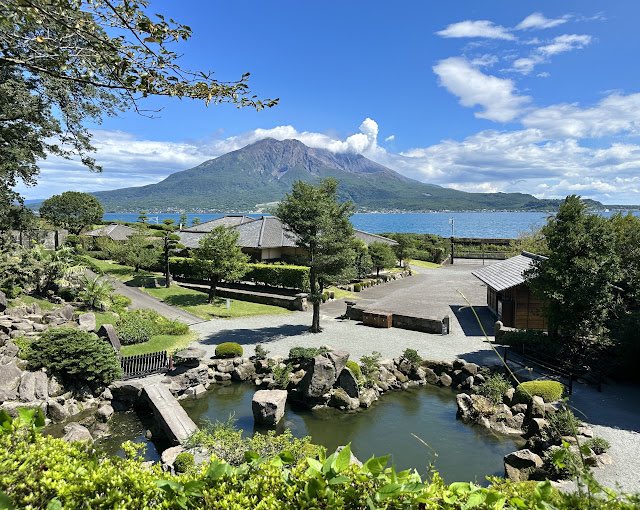 fugiutoutou's tweet photo. 仙巖園-日本���兒島-景點

這回浮球來分享於1658年由薩摩19代島津光久建造，設計上以鹿兒島錦江灣為池塘，櫻島火山寓意為假山的島津家別邸 仙巖園。

詳細內容歡迎點擊網誌連結🔗：https://t.co/m4AUDBCRoS

更多豐富內容歡迎按讚追蹤  浮球透透 FB粉絲專頁

#浮球透透 #仙巖園 #日本 #日本旅遊 https://t.co/QrWBZR0rrG