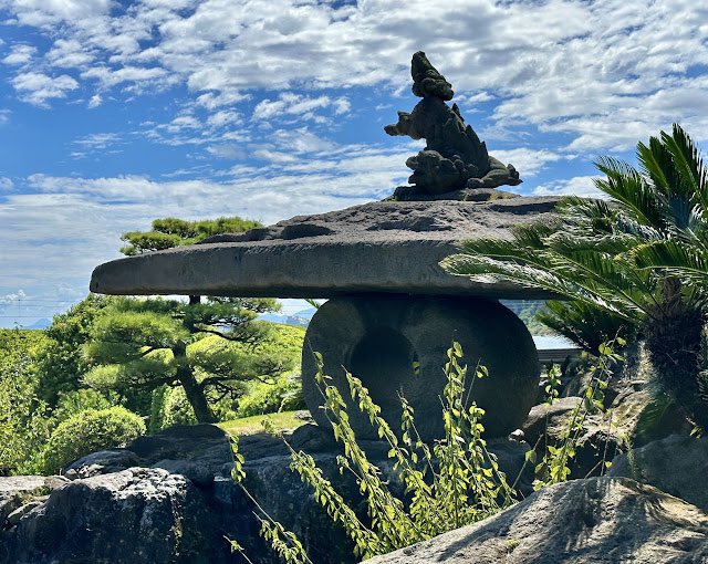 fugiutoutou's tweet photo. 仙巖園-日本���兒島-景點

這回浮球來分享於1658年由薩摩19代島津光久建造，設計上以鹿兒島錦江灣為池塘，櫻島火山寓意為假山的島津家別邸 仙巖園。

詳細內容歡迎點擊網誌連結🔗：https://t.co/m4AUDBCRoS

更多豐富內容歡迎按讚追蹤  浮球透透 FB粉絲專頁

#浮球透透 #仙巖園 #日本 #日本旅遊 https://t.co/QrWBZR0rrG