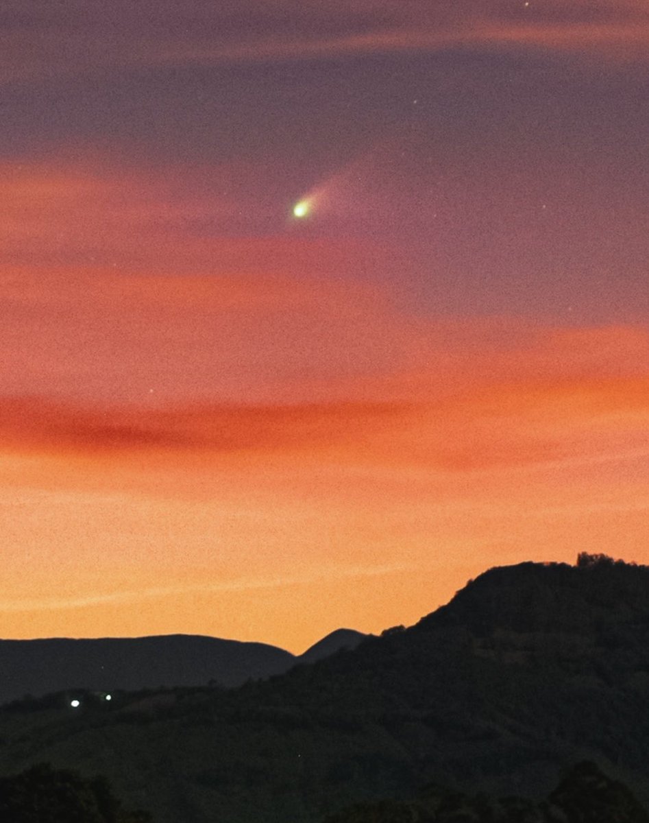 metsul's tweet photo. ☄️ ESPAÇO | “Cometa do diabo” já pode ser visto no céu do Sul do Brasil. Brilho aumenta nos próximos dias. Saiba onde aparece no céu e como tentar ver. ▶️ https://t.co/ap6ObozgWv https://t.co/ufK8b2mIR2