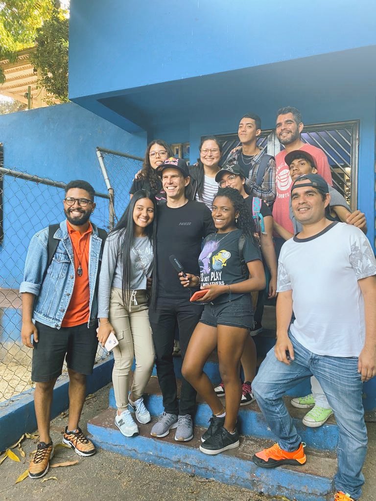 ZonaDDescargaOf's tweet photo. "🎬🌟 El programa #Pentacromo en #Petare es un emocionante proyecto de desarrollo comunitario. Capacita a jóvenes en oficios y labores emergentes, brindándoles herramientas psicosociales y de emprendimiento. Su objetivo: promover la sostenibilidad en sus comunidades. 🌆🤝♻️ https://t.co/I7jRXLkulR